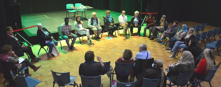 Une monnaie locale est mise en place par une association qui en assure la gestion. Une monnaie locale est mise en place par une association qui en assure la gestion.
