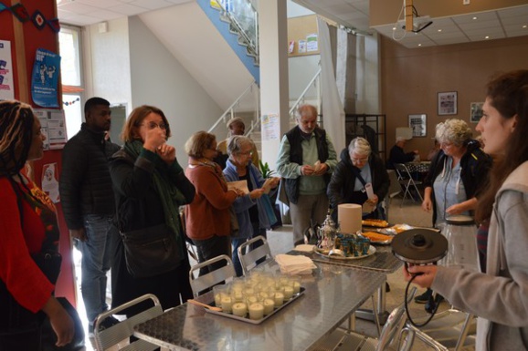 Après le débat, la discussion continue autour d'un thé à la menthe ou à l’absinthe et des gâteaux. Après le débat, la discussion continue autour d'un thé à la menthe ou à l’absinthe et des gâteaux.