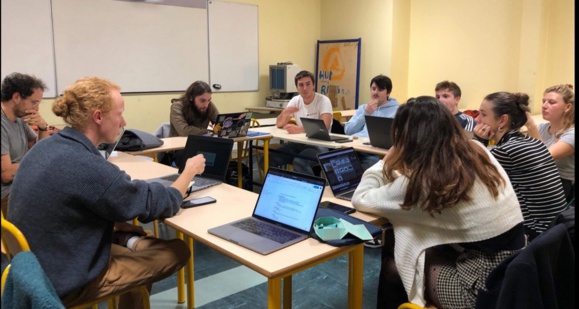 Les discussions lors du comité de rédaction du numéro de novembre. (Photo L'Agrafe) Les discussions lors du comité de rédaction du numéro de novembre. (Photo L'Agrafe)