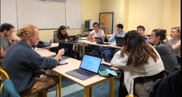 Les discussions lors du comité de rédaction du numéro de novembre. (Photo L'Agrafe) Les discussions lors du comité de rédaction du numéro de novembre. (Photo L'Agrafe)