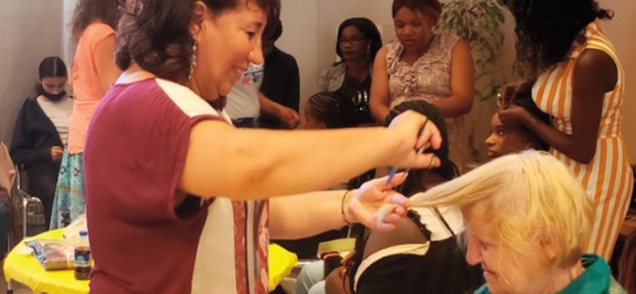 L'atelier coiffure, lors d'une « journée bien-être » L'atelier coiffure, lors d'une « journée bien-être »