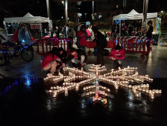 Le montage du flocon exige un peu de patience (Photo Manon Boucharé, AFEV) Le montage du flocon exige un peu de patience (Photo Manon Boucharé, AFEV)