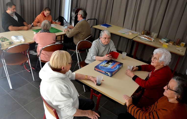Chaque participant s'installe autour de l'une des tables, mises en place par les premiers arrivés. Chaque participant s'installe autour de l'une des tables, mises en place par les premiers arrivés.