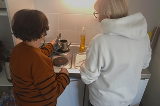 Nacera et Michèle préparent le thé et le café.