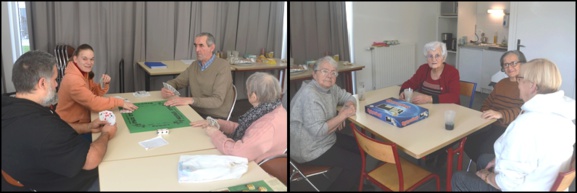 A gauche les amateurs de belote, à droite discussions et jeux.