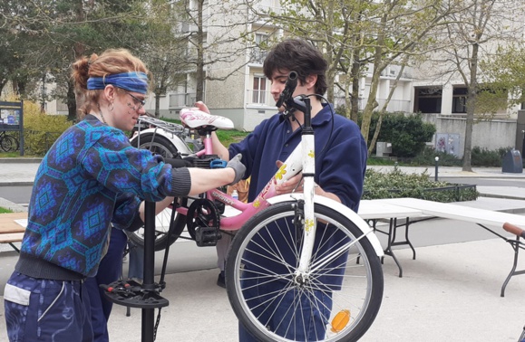 Nils et Antoine proposent de réparer les vélos ou d'apprendre à les réparer.