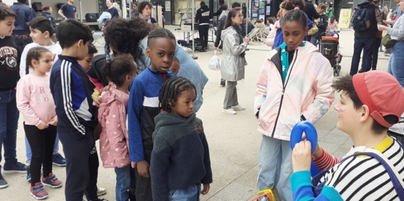 Justine sculpte des ballons pour les enfants