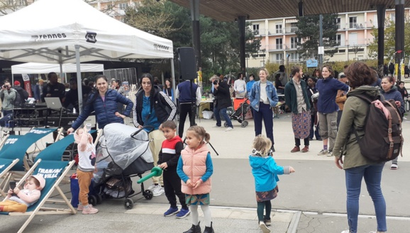 Ce samedi après-midi, les habitants du quartier de passage sur la dalle Kennedy flanent écoutent et regardent.