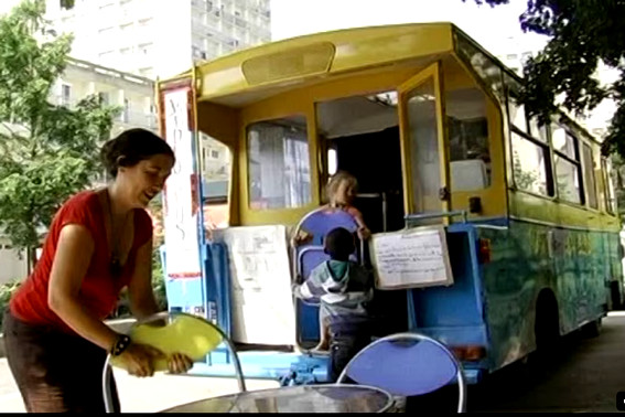 Le film a été construit avec des habitants du quartier, des enfants et des adultes. (capture d'écran) Le film a été construit avec des habitants du quartier, des enfants et des adultes. (capture d'écran)