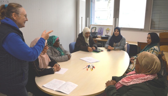 Christine Lejas, formatrice bénévole, utilise une méthode active pour l'apprentissage du français Christine Lejas, formatrice bénévole, utilise une méthode active pour l'apprentissage du français