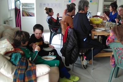 Parfois les rencontres mensuelles prennent la forme d'un repas, avec les enfants Parfois les rencontres mensuelles prennent la forme d'un repas, avec les enfants