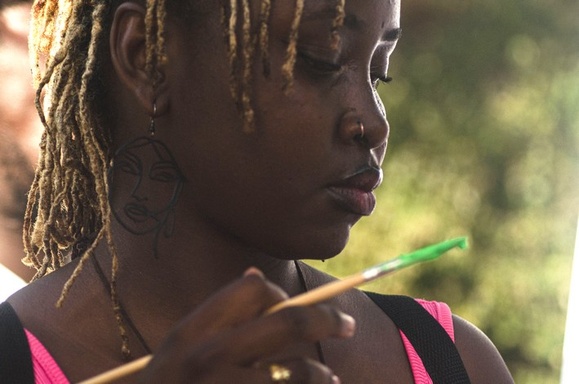 Pauline a peint, pendant deux heures, un magnifique visage de toutes les couleurs pour valoriser la diversité à Villejean. Pauline a peint, pendant deux heures, un magnifique visage de toutes les couleurs pour valoriser la diversité à Villejean.