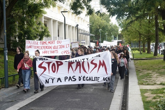 Des revendications locales (risque de fermeture du collège...) et plus globales contre le racisme, par exemple.
