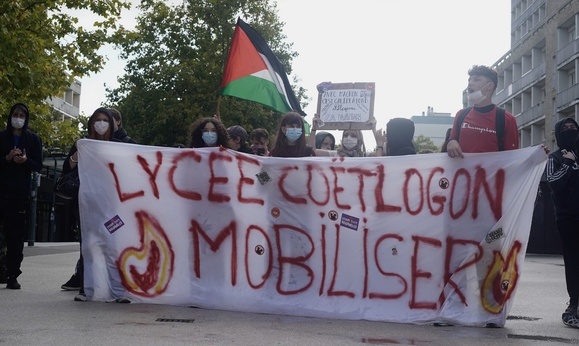 De nombreux jeunes manifestants,  lycéens et étudiants. De nombreux jeunes manifestants,  lycéens et étudiants.
