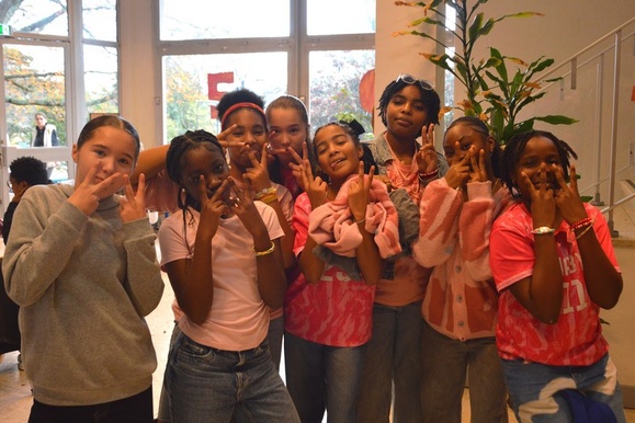 Elles ont posé pour une photo avant leur prestation de Hip hop Elles ont posé pour une photo avant leur prestation de Hip hop