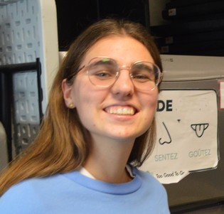 Mariane Anguis. Adhérente de l’Épicerie gratuite depuis trois ans. Aujourd'hui, membre du bureau de l'association comme co-trésorière. Étudiante en master de statistiques.