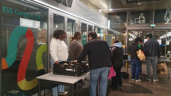 L'Epicerie peut compter sur un noyau dur de 20 à 30 bénévoles très actifs. L'Epicerie peut compter sur un noyau dur de 20 à 30 bénévoles très actifs.