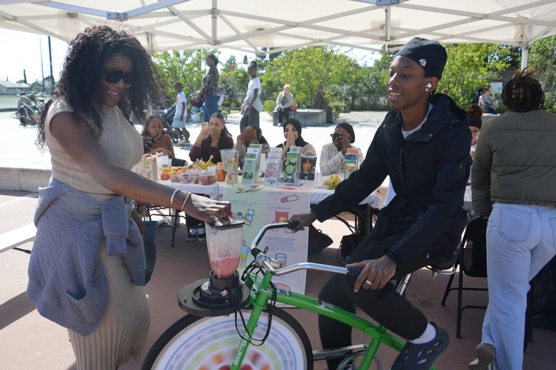 Le vélo mixeur a amusé petits et grands au stand de "Solidarité et Partage de Savoir Faire"