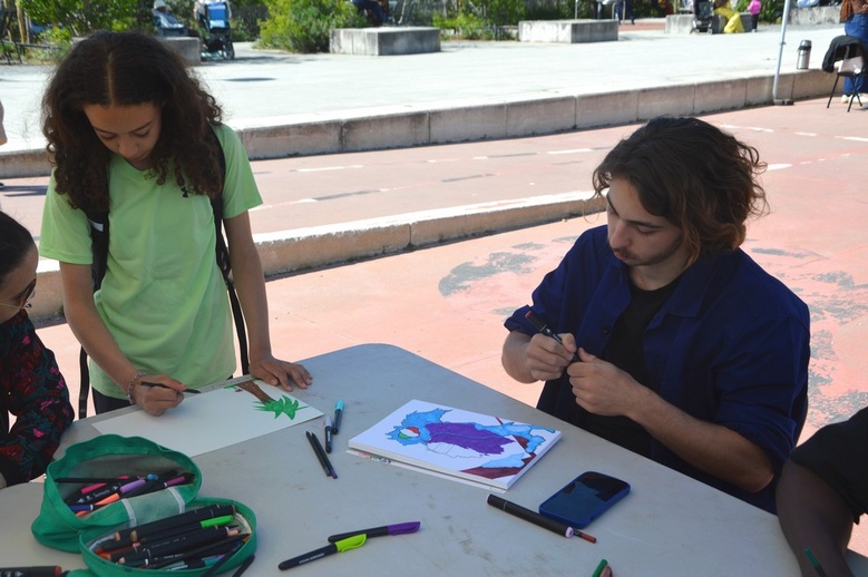 Des jeunes ont réalisé un dessin représentant leur région ou pays d'origine (Collectif Brésil)