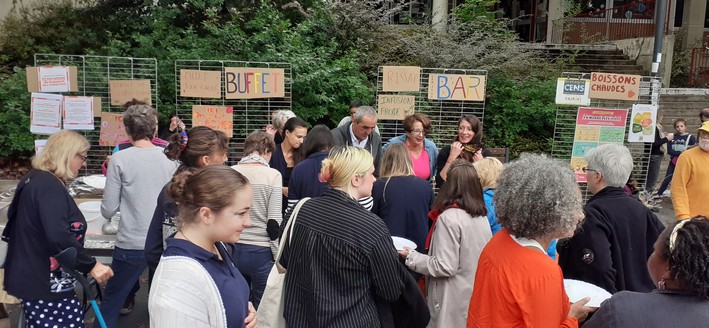 Le 22 septembre 2024, un repas solidaire, dans le cadre de la Sécurité Sociale de l'Alimentation, était organisé sur la place devant la Maison de Quartier. Avec de nombreux bénévoles, Saïd y participait.
