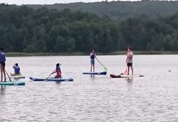 Les amateurs se sont exercés au paddle sur létang de Paimpont.