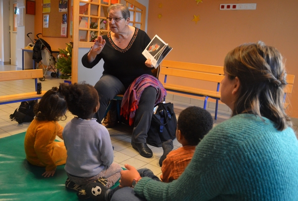 Monique Chaudron, montre les pages du livre et invite les enfants à dire quels animaux ils voient