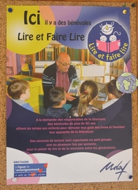 Une affichette de « Lire et Faire Lire » est apposée dans le hall de l'école Andrée Chédid
