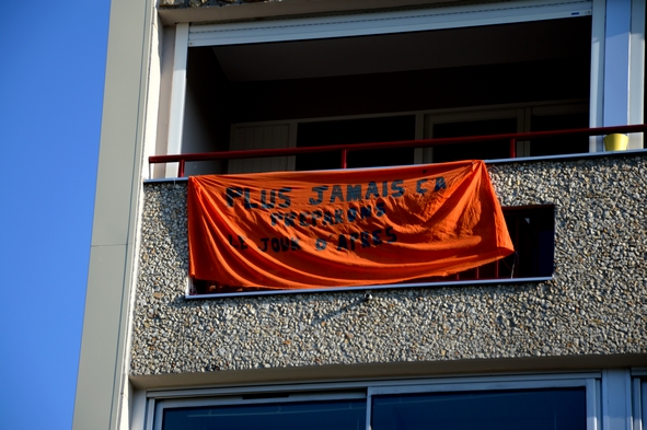 Cette banderole à la terrasse d'un immeuble de l'avenue du Languedoc à Rennes Villejean interpelle les passants. Faute de joindre les résidents qui ont rédigé ce message, chacun est invité à imaginer des solutions pour la sortie de crise du Covid 19. Il faudrait en tous cas de grands changements.