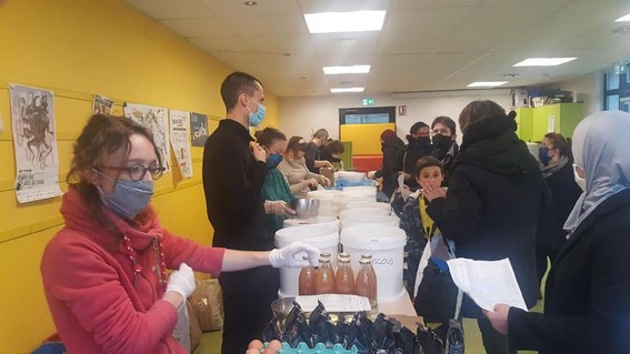 Première distribution des commandes à Villejean, en décembre.(photo association Vrac)