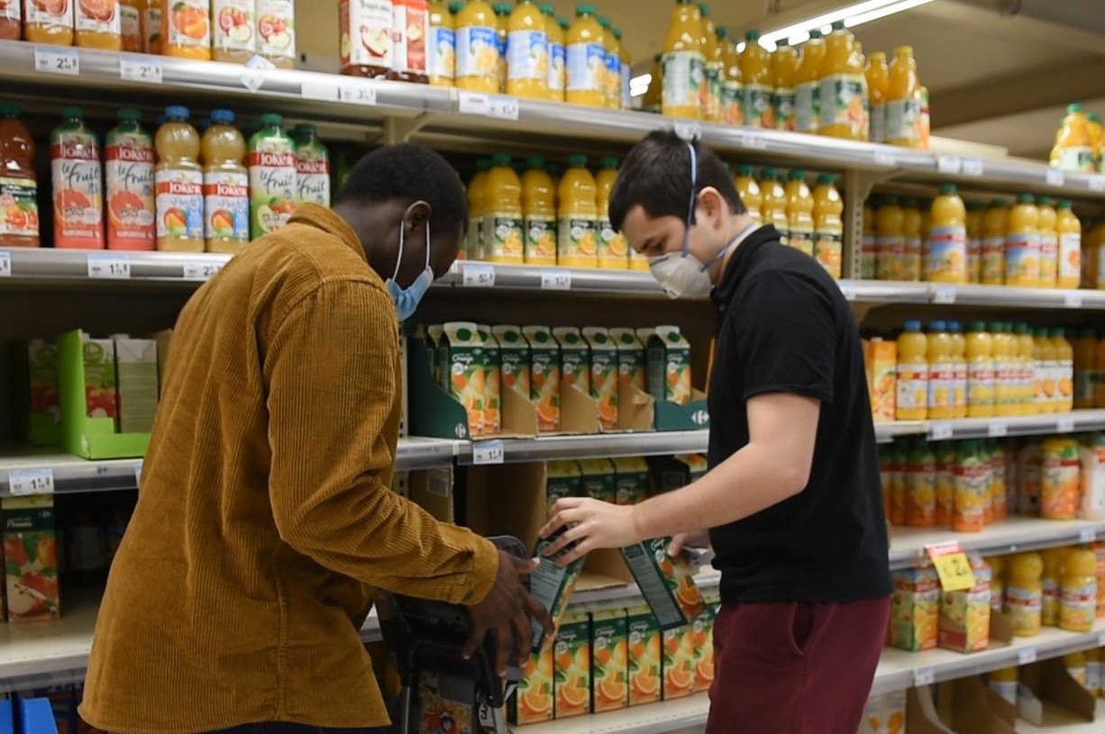 Un jour de confinement, Moboladji Roger Alaye Djiman et un autre étudiant Eliott Mels font les courses pour une dame du quartier (capture d'écran d'une vidéo réalisée par Stéphanie Priou pour l Association Rennaise des Centres Sociaux)