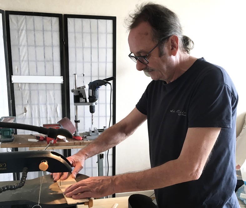 Il ponce, scie, peint, découpe, défait, refait, assemble : c’est dans son atelier que Philippe fabrique des jeux en bois pour le plaisir. Il ponce, scie, peint, découpe, défait, refait, assemble : c’est dans son atelier que Philippe fabrique des jeux en bois pour le plaisir.