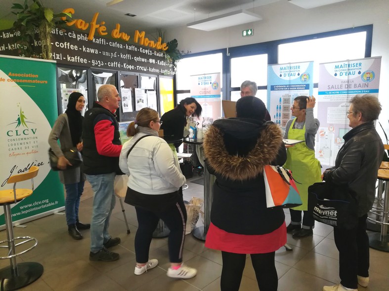 Au "Bar à eau" on déguste plusieurs eaux, à l'aveugle, dont celle du robinet Au "Bar à eau" on déguste plusieurs eaux, à l'aveugle, dont celle du robinet