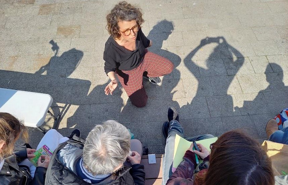 Vanessa animait un jeu dit de "porteur de paroles" elle demandait aux passants leurs représentations sur "la coopération" et reportait ensuite leurs témoignages sur des affiches accrochées à un fil tendu sous le kiosque. Vanessa animait un jeu dit de "porteur de paroles" elle demandait aux passants leurs représentations sur "la coopération" et reportait ensuite leurs témoignages sur des affiches accrochées à un fil tendu sous le kiosque.