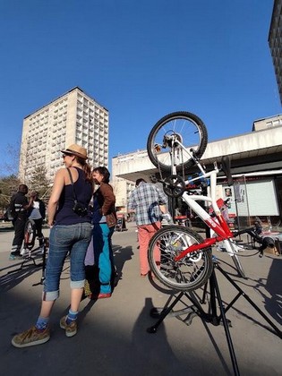 L'atelier vélo a permis de réparer et d'appprendre à le faire soi-même. Photos réalisées apr les étudiants du Collège coopératif)