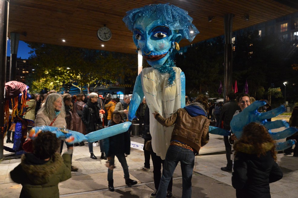 L'une des marionnettes géantes, avant le départ. Elles ont été créées par Coletiva pour cette manifestation.