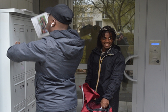 Mamad et Abdul-Louris ont distribué le magazine "Histoires ordinaires" dans les boites aux lettres des immeubles de Villejean.