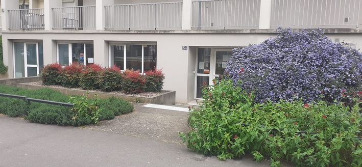 Au 54 Cours Kennedy, sur la dalle, la porte du Relais est toujours ouverte.