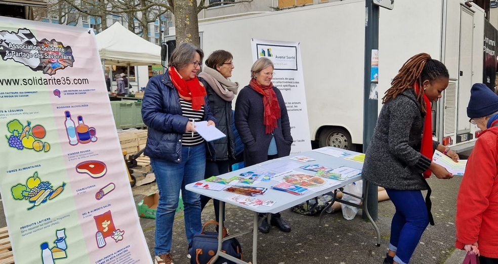 Le stand de l'association lors d'un marché de la santé, avec des bénévoles de l'ASVB