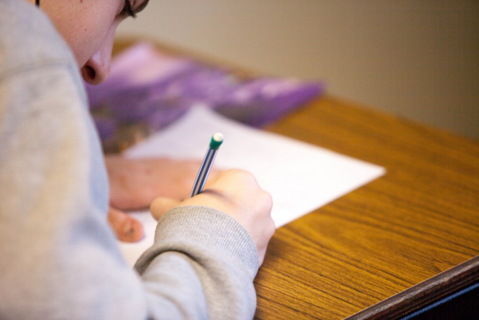 Personne ne vous dira : "je ne sais ni lire ni écrire". Ces photos sont des illustrations. L'association souhaite respecter l'anonymat des personnes qui suivent les cours.