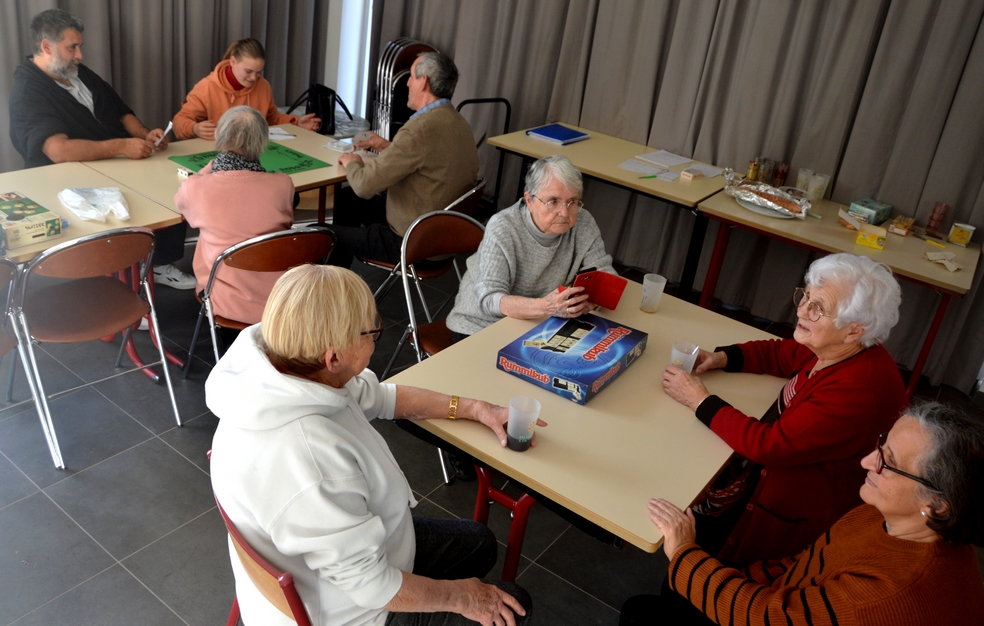 Chaque participant s'installe autour de l'une des tables, mises en place par les premiers arrivés.