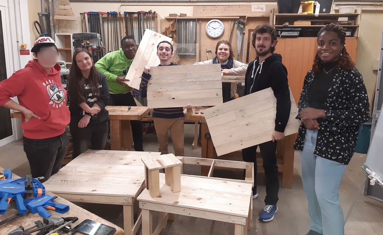 Un atelier de fabrication d'une table basse avec l'association "Meublez-Main" dans les ateliers techniques de la ferme de la Harpe. (photo Asjp) Un atelier de fabrication d'une table basse avec l'association "Meublez-Main" dans les ateliers techniques de la ferme de la Harpe. (photo Asjp)