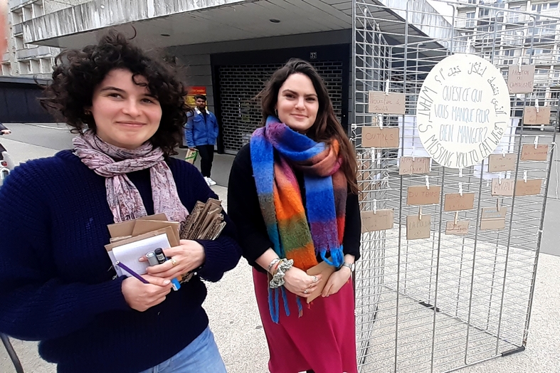 "Qu'est-ce qui vous manque pour bien manger ?" : Marie et Sarah interrogent les passants, pour ultérieurement proposer de participer à un atelier cuisine. "Qu'est-ce qui vous manque pour bien manger ?" : Marie et Sarah interrogent les passants, pour ultérieurement proposer de participer à un atelier cuisine.
