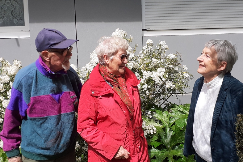 Robert, Maryvonne avec Françoise qui accompagne un groupe d'enfants, après 17h. Robert, Maryvonne avec Françoise qui accompagne un groupe d'enfants, après 17h.