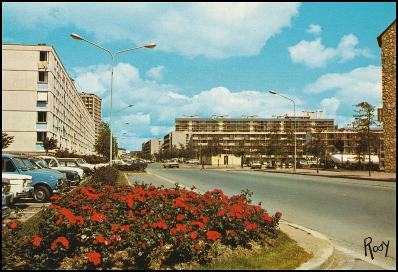 L'avenue Winston Churchill avec des fleurs, et de jeunes arbres. La Maison de quartier n'a pas encore été construite. (reproduction d'une carte postale) L'avenue Winston Churchill avec des fleurs, et de jeunes arbres. La Maison de quartier n'a pas encore été construite. (reproduction d'une carte postale)