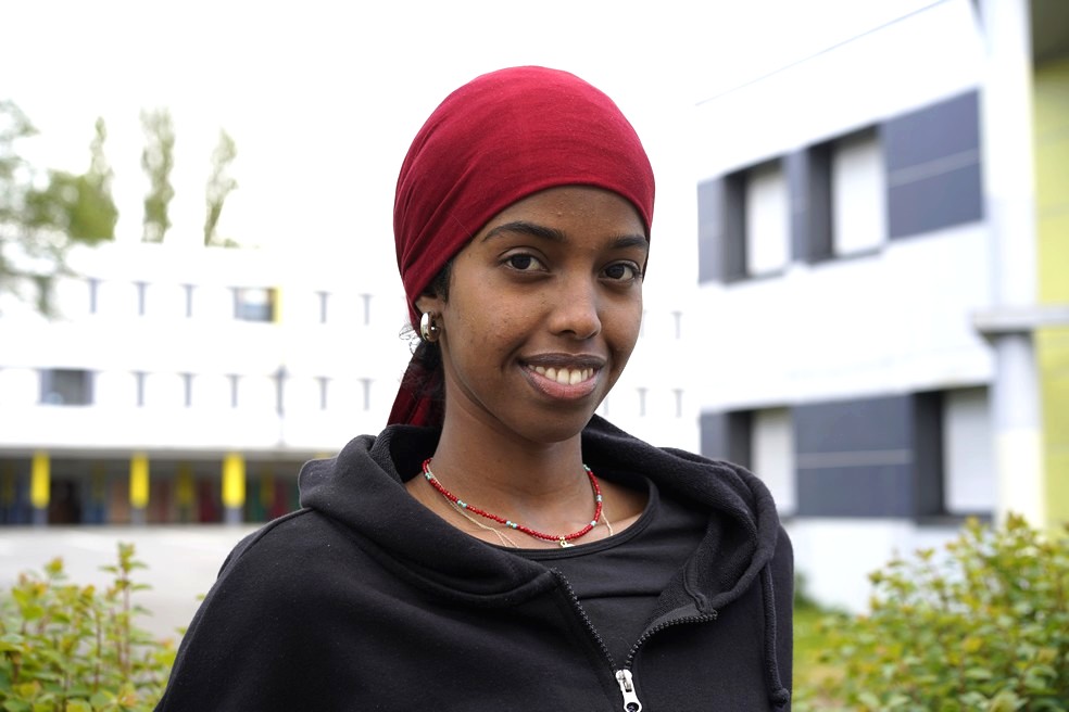 Asma a opté pour un entretien devant le Collège Rosa Parks. (Photo Margot Dejeux)