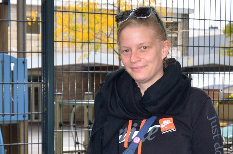 Géraldine est  animatrice pour les enfants en centre de loisirs. Ici devant l'école Jean Moulin à Villejean.