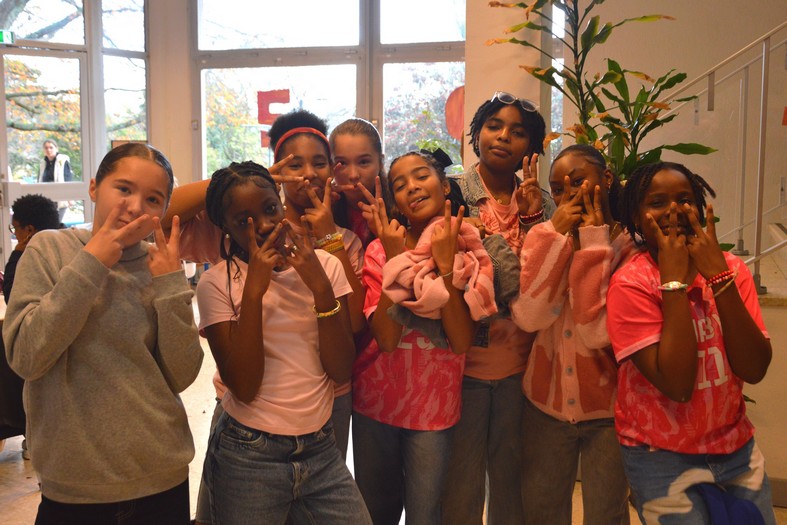 Elles ont posé pour une photo avant leur prestation de Hip hop