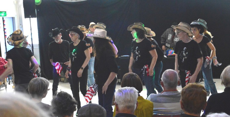 Une démonstration de danse par West Rennes Country.