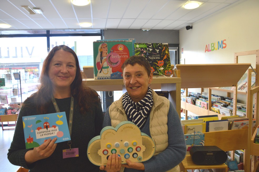 Carole et Claudine présentent cette oeuvre collective : le livret et la boite à comptines Carole et Claudine présentent cette oeuvre collective : le livret et la boite à comptines