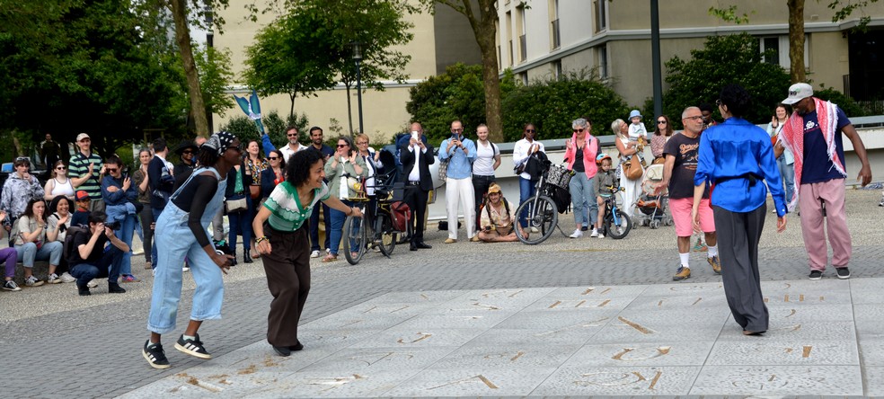 Les spectatrices et spectateurs sont  invités à danser